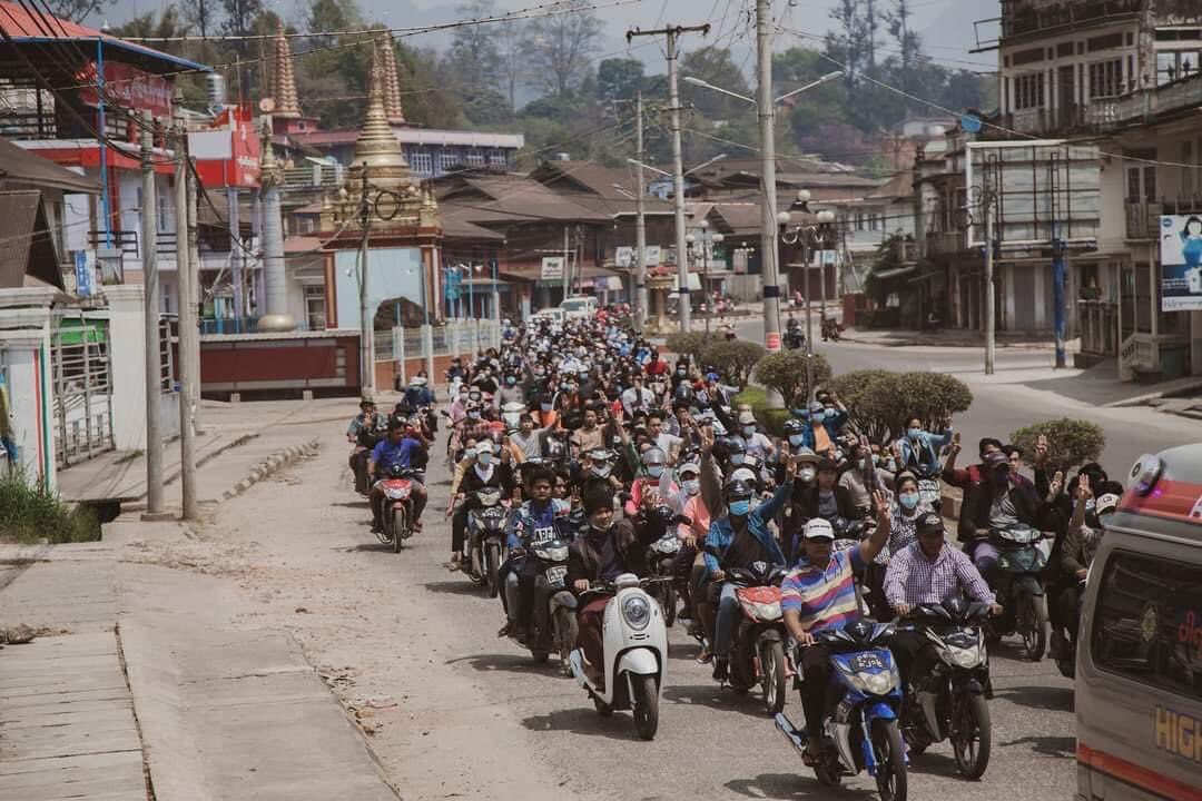 hannayuri_twt's tweet photo. Funeral of Naing Lin Aung, a hero from Lel-Oo, Mogok, who was killed in a stampede by Military Junta Terrorists Last night.
Rest in Power🙏

SUPPORT FEDERAL DEMOCRACY
#WhatsHappeningInMyanmar
#Mar20Coup https://t.co/ZQAQgF1aeT