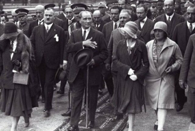 "Kadınları geride bırakan toplumlar geride kalmaya mahkumdur."

Mustafa Kemal Atatürk

#İstanbulsözleşmesi