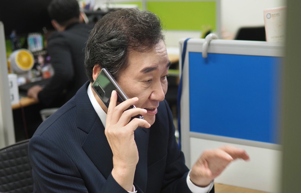 선거가 긴박합니다. 우리는 부지런하고 겸손하며 간절해야 합니다. 전화로든, 문자로든 가까운 분들께부터 호소드립시다.

대면 접촉이 제한되는, 흐린 주말. 저도 전화로 공조직을 독려했습니다.