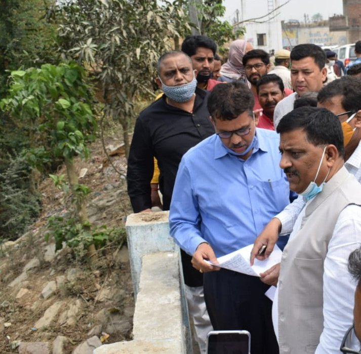 SanjayJhaBihar's tweet photo. #दरभंगा जिला अंतर्गत त्रिमुहानी घाट और बलनी में जीवछ कमला नदी का मुआयना किया।
मृतप्राय हो चुकी जीवछ कमला नदी को @WRD_Bihar द्वारा उड़ाही कार्य के जरिए पुनर्जीवित किया जाएगा।
इस पवित्र नदी के किनारे कुछ स्थानों पर छठ घाट का निर्माण भी होगा।
#WRDBiharProjects @officecmbihar https://t.co/AmUxNNywIN
