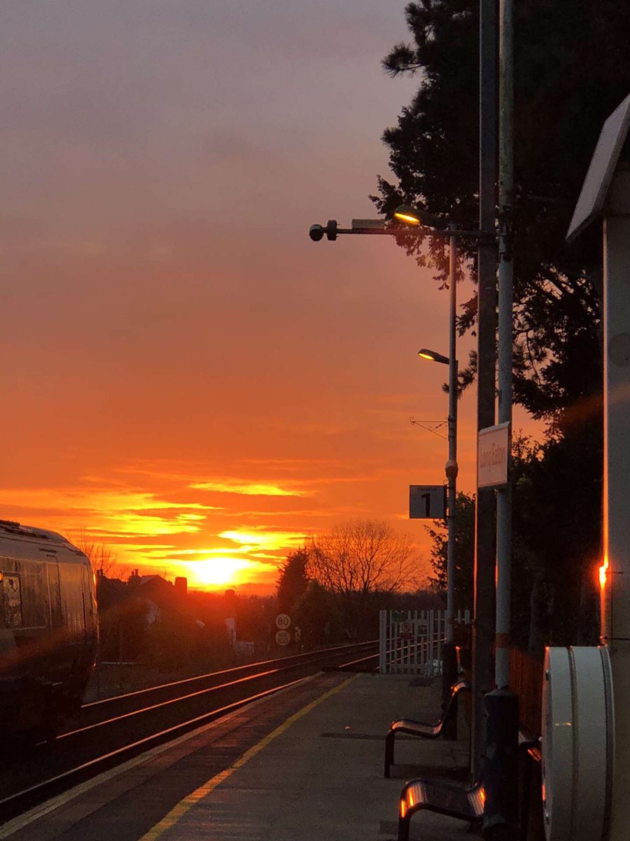 Mel_Dorrian's tweet photo. Amazing sky at Long Eaton Station last night 🌅🙌🏼 @weareEMR @EastMidRailway photo credit @hayleybeth03 https://t.co/3HvH8lx5wd