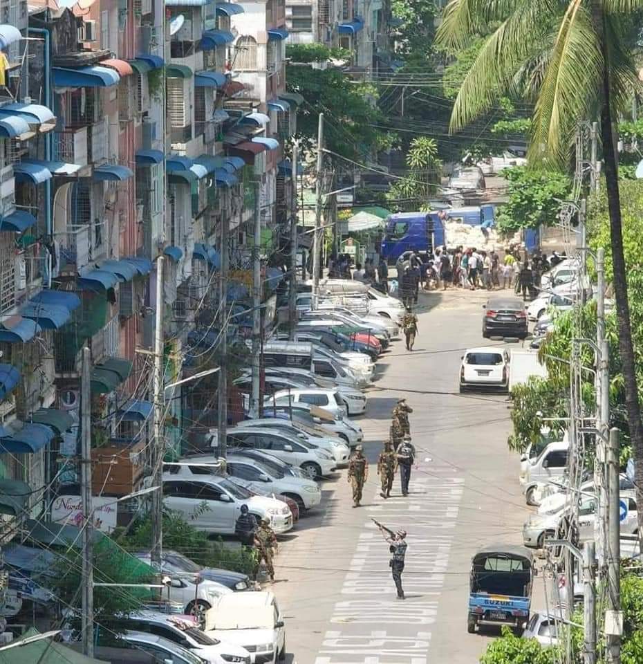 ကျောက်မြောင်းမဂ္ဂလမ်း အိမ်တွေပေါ် ချိန်ပြီး 
တအိမ်တယောက်ဆင်းခိုင်းပီ အဓမ္မခိုင်းစေနေပါတယ်။

March 20
2:00 PM