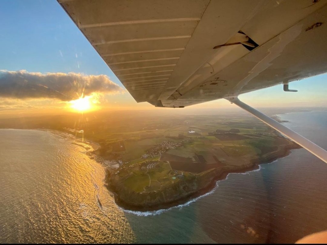PoliceNat62's tweet photo. Mission de reconnaissance aérienne au petit matin pour #AirPol l'avion de la @policenationale dans les @hautsdefrance. Saurez vous reconnaître ce trait de côte du littoral du @pasdecalais62 ? https://t.co/uRJ5isO21S