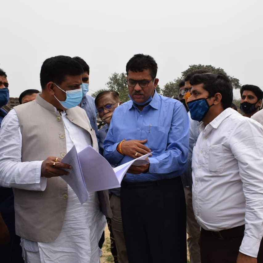 IPRDBihar's tweet photo. #दरभंगा जिला अंतर्गत त्रिमुहानी घाट और बलनी में जीवछ कमला नदी का मुआयना किया। मृतप्राय हो चुकी जीवछ कमला नदी को @WRD_Bihar द्वारा उड़ाही कार्य के जरिए पुनर्जीवित किया जाएगा।
इस पवित्र नदी के किनारे कुछ स्थानों पर छठ घाट का निर्माण भी होगा। -@SanjayJhaBihar
#WRDBiharProjects https://t.co/GklFXlRKb0