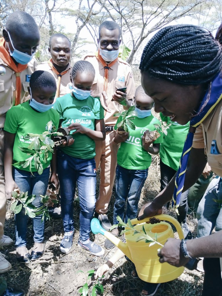 StanleeMaina's tweet photo. The @redpandacrew yesterday were at the @kitalemuseum marked the #InternationalForestDay by planting trees. Thats the scouting spirit we advocate for- minding about the environment. Bravoo. @worldscouting @KenyaScouts @makinyaisaac https://t.co/4OoBO0VwGO