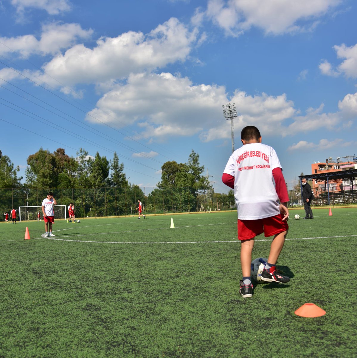Haydi çocuklar sıra sizde! ⚽️

🥅Uzman antrenörlerimiz eşliğinde 8-16 yaş grubu çocuklarımız için belediyemiz PTT Evleri, Çamlıbel, Yenidoğan, Çetin Topçuoğlu, Atakent, Yavuzlar, Doğankent, Solaklı ve Muharrem Gülergin spor tesislerinde futbol kurslarımız başladı. 

☎️ 444 80 44