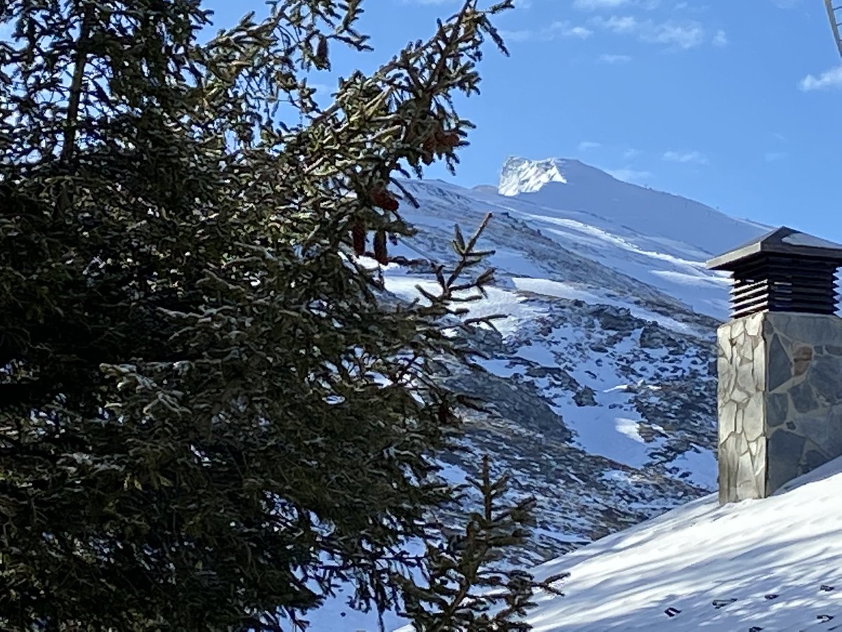 #felizfindesemana. Asi despierta #sierranevada despues de una ligera #nevada durante la noche. 

#meteo #amanecer #montaña #luz