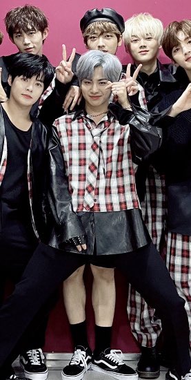 mytreasureluvs's tweet photo. SHORT BABY 😭 https://t.co/DtCG74uEzF