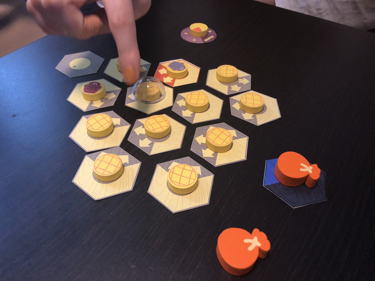 UmerumaGames's tweet image. ■テストプレイ会

今回はルール説明動画をメインで『KAMELON』と『PLANET BOX』の両ゲームをプレイをしてもらいました。
やっぱり動画と合わせてプレイしてもらうと理解が早くて、動画の威力を実感…！

#ゲムマ #ゲームマーケット2021春 #KAMELON #PLANETBOX