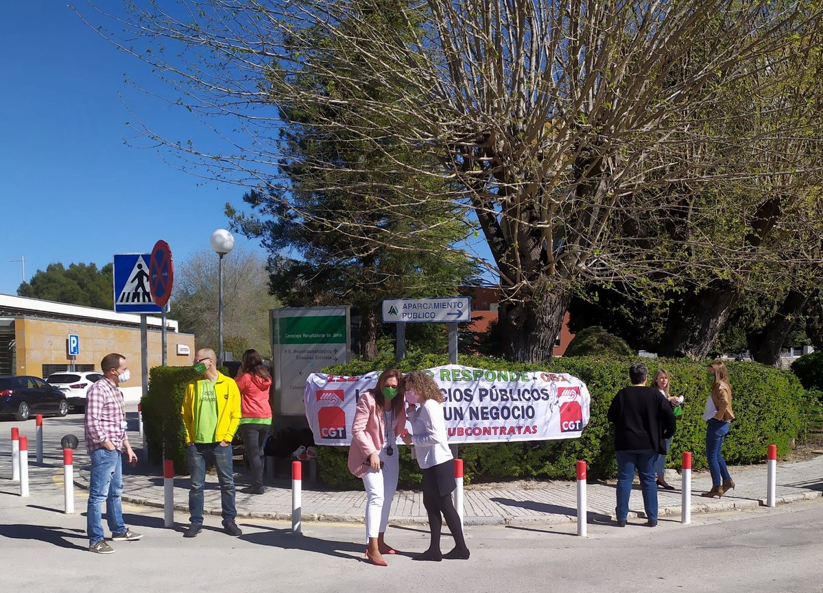 La plantilla exige su integración en el SAS y denuncia la constante recurrencia a bolsas de trabajo para cubrir puestos, estando la actual plantilla precarizada, mientras tanto no existe plan de formación ni se proporcionan medios para teletrabajo. Más servicios y menos ladrillos