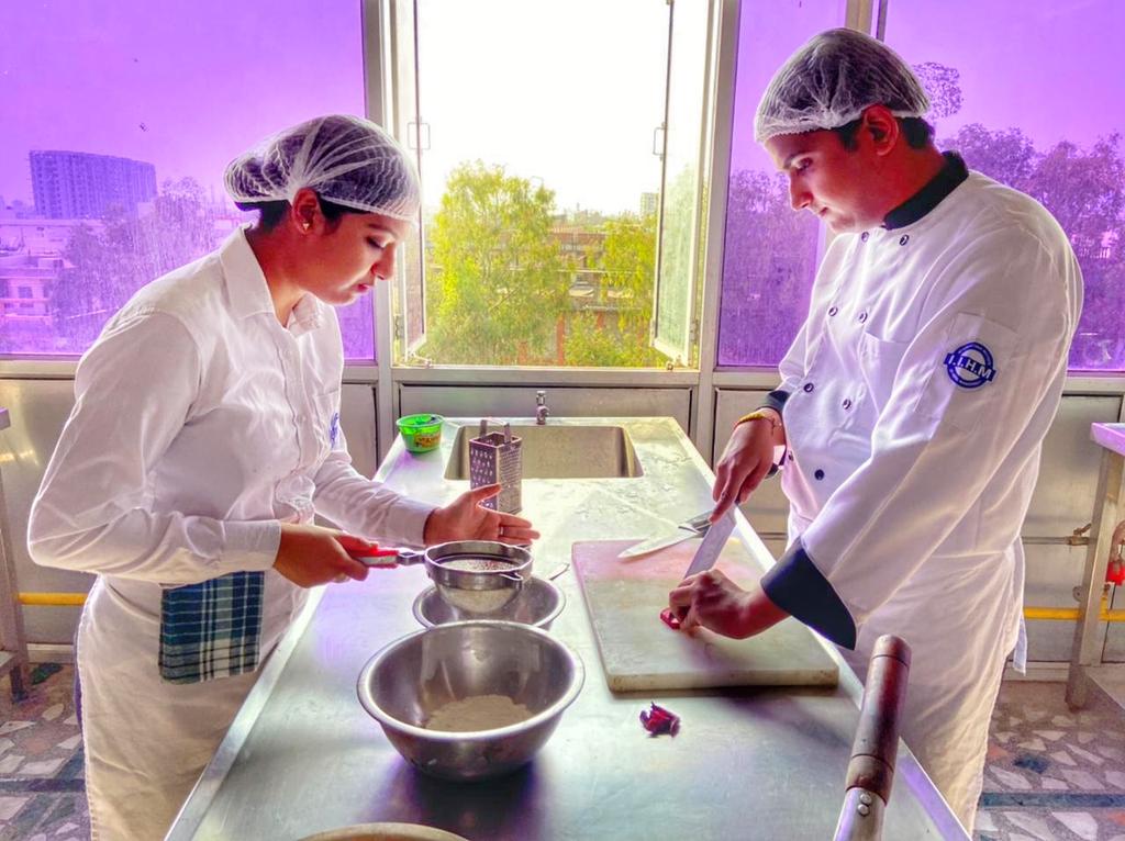 RashiAg95747210's tweet photo. All about food production practical.. 

@iihmjpr @ajitfnb @chefrathoreiihm @rinachaturvedi @Reetaiihm @subornobose @LibraryiihmJpr @Abdulla22352176 @SinghDevvarat @Abhishe67100142 @SushmaR60088798 @IIHMHOTELSCHOOL https://t.co/IFFEY0O1ZN