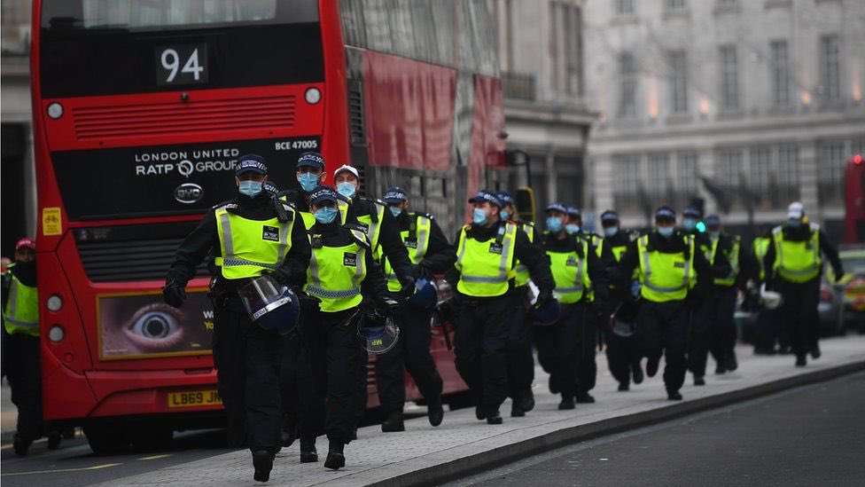 **Shout Out** to all the .<a href="/metpoliceuk/">Metropolitan Police</a> officers &amp; staff policing #London today. The mass majority of the British public support you. Stay safe, stick together, look after each other and #HoldTheLine 👍🏼💙🇬🇧 Pls RT to show your support.