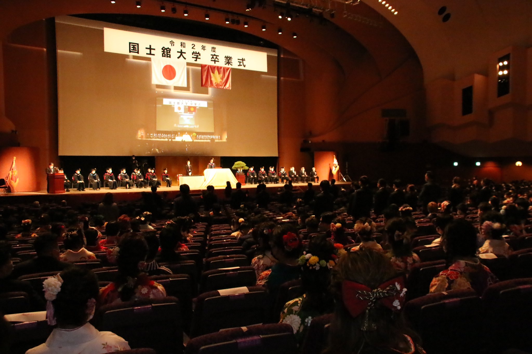 Kokushiba 国士舘大学広報犬 本日 卒業を迎えられてた皆さん ご卒業おめでとうございます 国士舘での経験を糧にこれからの活躍も期待しているワン 国士舘はいつまでも皆さんとつながっています 国士舘 国士舘大学 卒業 卒業式辞 卒業