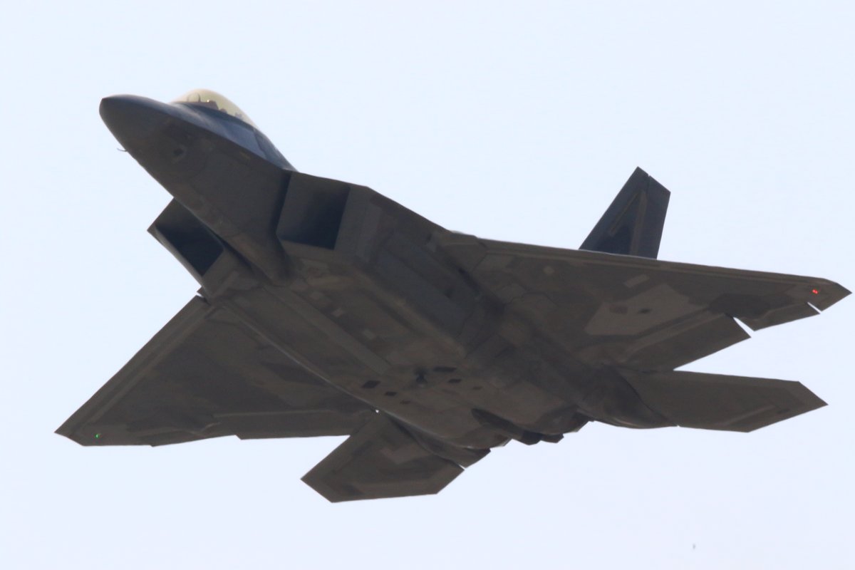 ノリぺい 世界最強の戦闘機f22通称ラプターが 岩国基地 在日米軍基地ではなくハワイから来たと 聞いて先日 行きました 駐機してあるだけの見まし たが 感動 昨日は 飛ぶと聞き行かずにいれなくなり久々爆音浴と カメラに 収めに休み取り撮影に 出