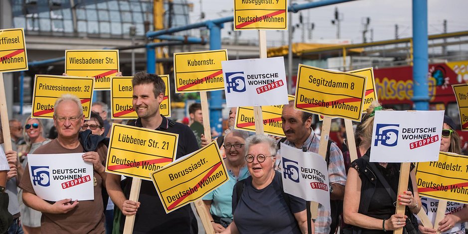 bstiftung's tweet photo. Wie organisiert man #Protest für Menschenrechte Klimagerechtigkeit & bezahlbare Mieten? Das erklären unsere Förderprojekte @JUMEN_ORG @_Seebruecke_ @dwenteignen @StayGroundedNet @Bahn_fuer_Alle in diesen Videos. 7 Min geballte Power. Vorsicht, ansteckend!
https://t.co/GM8JGczxs4 https://t.co/QiES8Hk68H