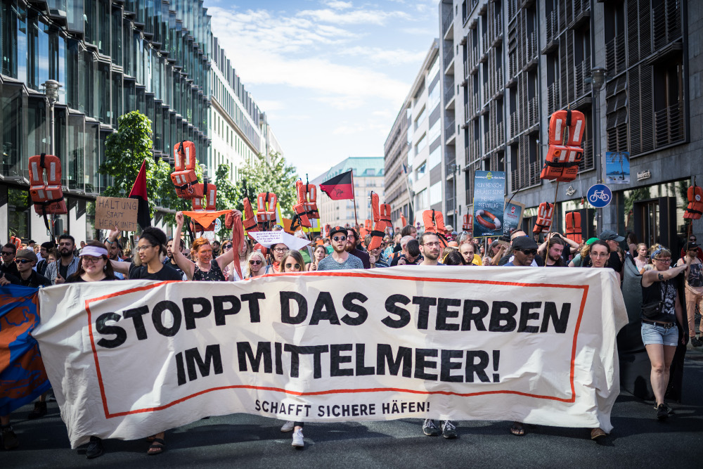 bstiftung's tweet photo. Wie organisiert man #Protest für Menschenrechte Klimagerechtigkeit & bezahlbare Mieten? Das erklären unsere Förderprojekte @JUMEN_ORG @_Seebruecke_ @dwenteignen @StayGroundedNet @Bahn_fuer_Alle in diesen Videos. 7 Min geballte Power. Vorsicht, ansteckend!
https://t.co/GM8JGczxs4 https://t.co/QiES8Hk68H