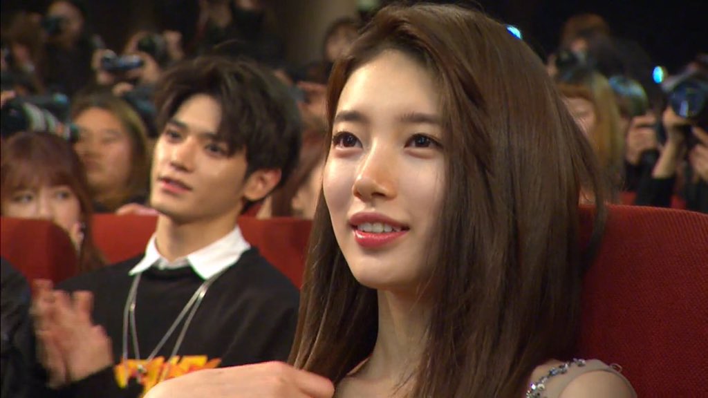 โห..รูปนี้คือซูจีสวยมาก แต่พี่แทยงที่อยู่ต้องส่วนเบลอของภาพก็หล่อพุ่งมากเช่นกัน โหหหหห 🥺🥺🥺