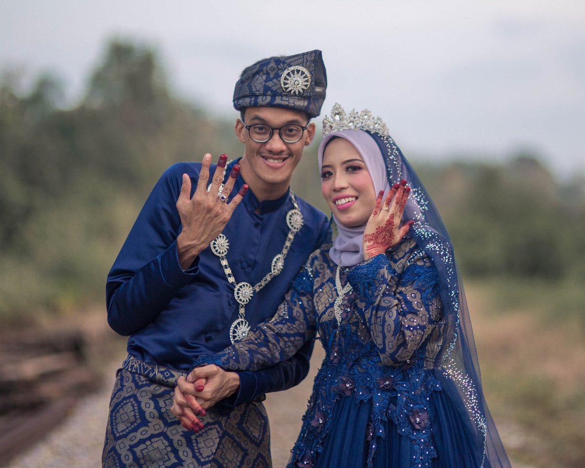 Tusknym's tweet photo. The fact is you have to gain trust from ur BIG BIG family right so u have to give the BEST for them. This one time Outdoor shoot . TQ for those yg retweet ❤️❤️ Moga dimurahkan rezeki https://t.co/QbvdN3GO73