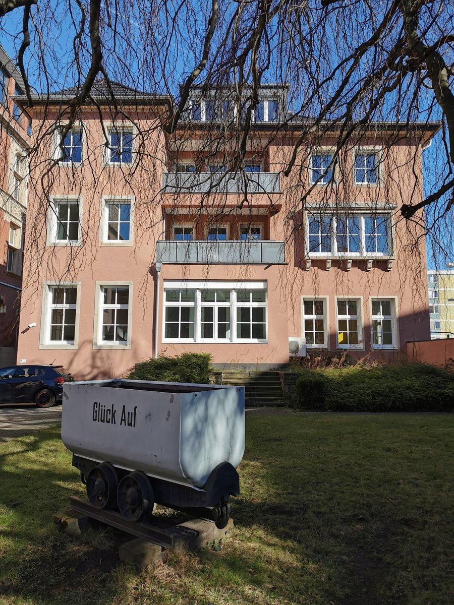 Georg_Agricola's tweet photo. Today I wish the miner's Glück auf to you with a sunny #THGA campus impression as it is the #WorldHappinessDay (#Weltglückstag #WelttagdesGlücks). #glückauf #bergmannsgruß https://t.co/DMKNOflBBG