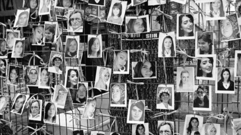 #İstanbulSözleşmesi ile ilgili hiç bir yorumum yok zaten kadına her türlü şiddete göz yuman bir ülke olduk.. Ama #Morardınızmı diye Taga destek veren kadınlar eğer biraz karakter sahibi insansanız şu resimde ki insanlara bakıp utanmanız lazım.. Diyeceklerim bu kadar. Çok yazık..