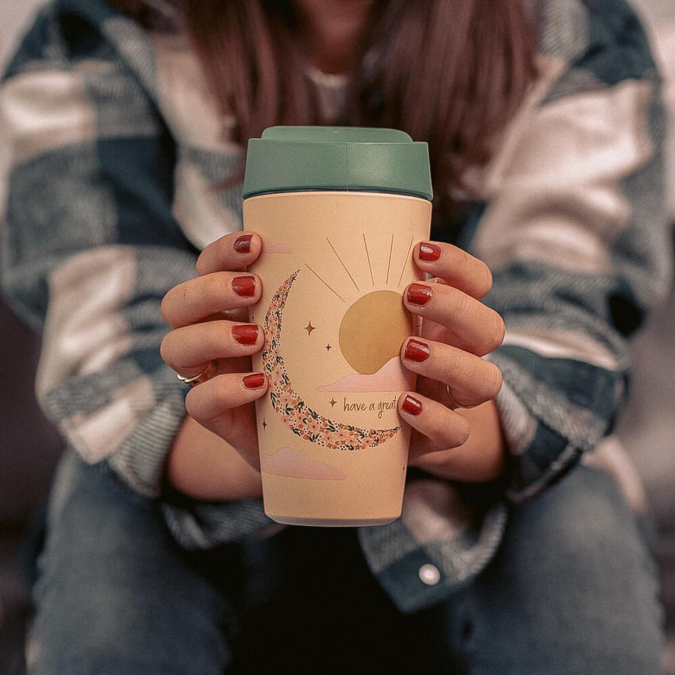 GreenPicnicNL's tweet image. Onze nieuwe BioLoco coffee-to-go bekers zijn gemaakt van PLA bio plastic💚 100% van natuurlijke materialen🍃 BPA en Melamine-vrij. Verkrijgbaar in diverse hippe varianten🌈
#greenpicnic #schoonhoven #pla #plantbased #bioloco #duurzaam #coffeetogo #zerowaste #koffiemomentje #groen