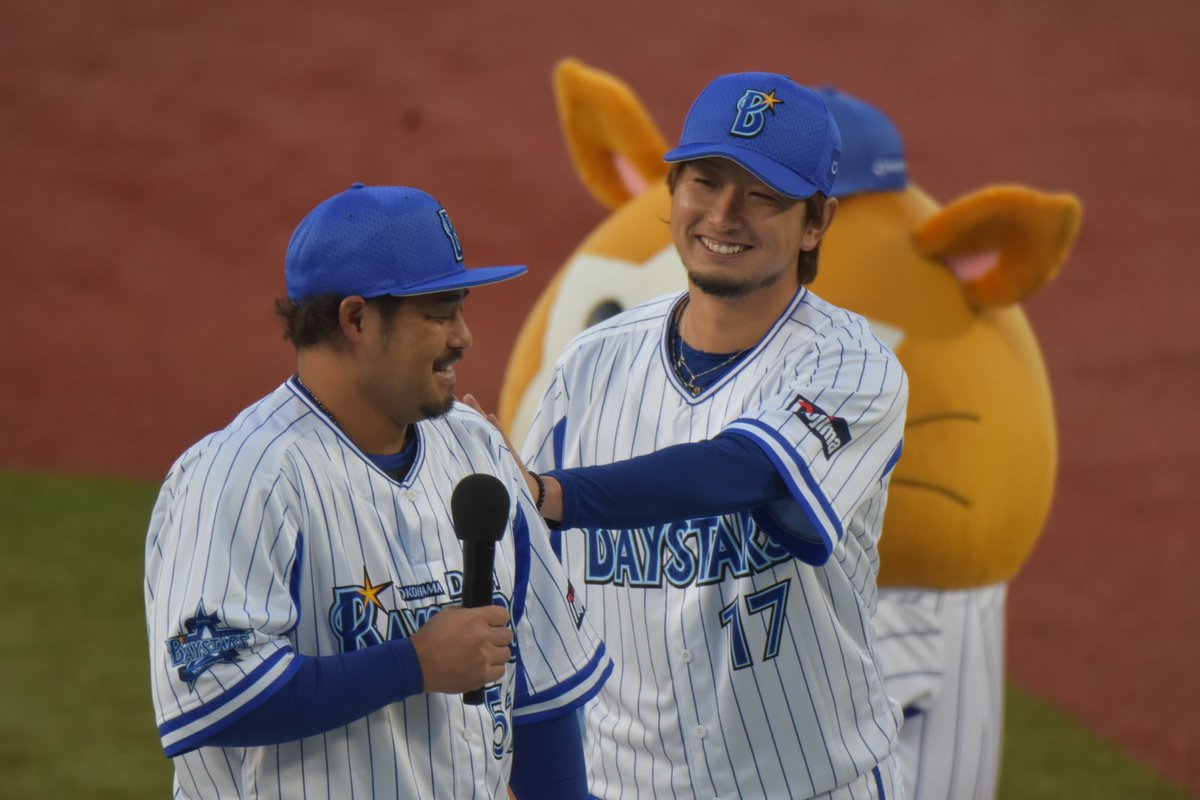 横浜スタジアム花束で埋まる 三嶋一輝投手、オープン戦後に引退