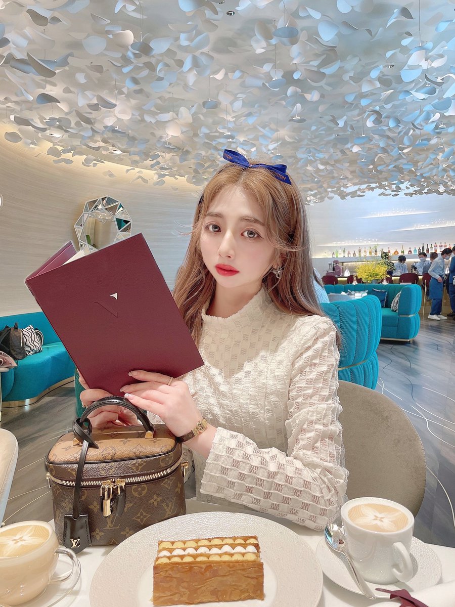 LOUIS VUITTON銀座並木通り店本日OPEN🦋 . 最上階の7階にある『LE CAFE