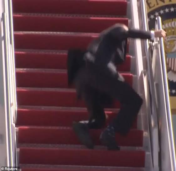 JackObinyan's tweet photo. I Repeat:

If it were President @MBuhari that stumbled THREE TIMES climbing Airforce One, they would have protested all the way to the United Nations asking for his resignation.

Just to clear the doubts; Biden is my  man any day anytime, I'm just X-Raying HYPOCRISY. https://t.co/9LEmhfVGoC