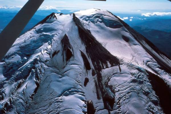 Geology_History's tweet photo. March 20, 1980, the Pacific Northwest Seismic Network registers the first strong #earthquake (M4.1) at Mount St. #Helens, one week later followed by ash &amp; steam eruptions 🌋
https://t.co/hdS9LbIupx https://t.co/AgPU6iIb7L