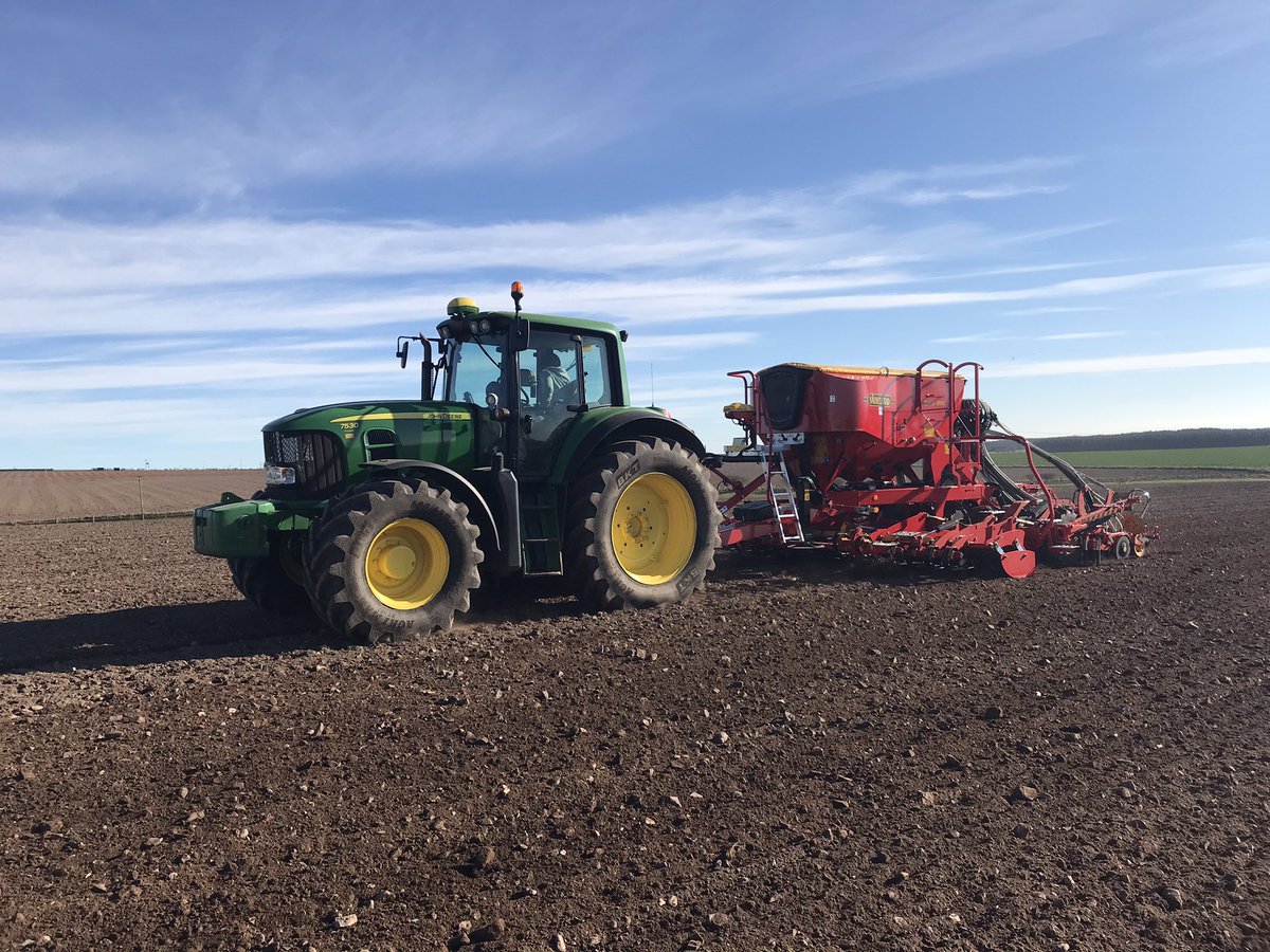annabelhami11's tweet image. And we’re off ! First @VaderstadUK drill on the farm with the JD 7530 🚜 @Sherriffgroup at the front! Conway spring oats @Quaker being drilled today whilst the ☀️ is out! #crackon #fermin