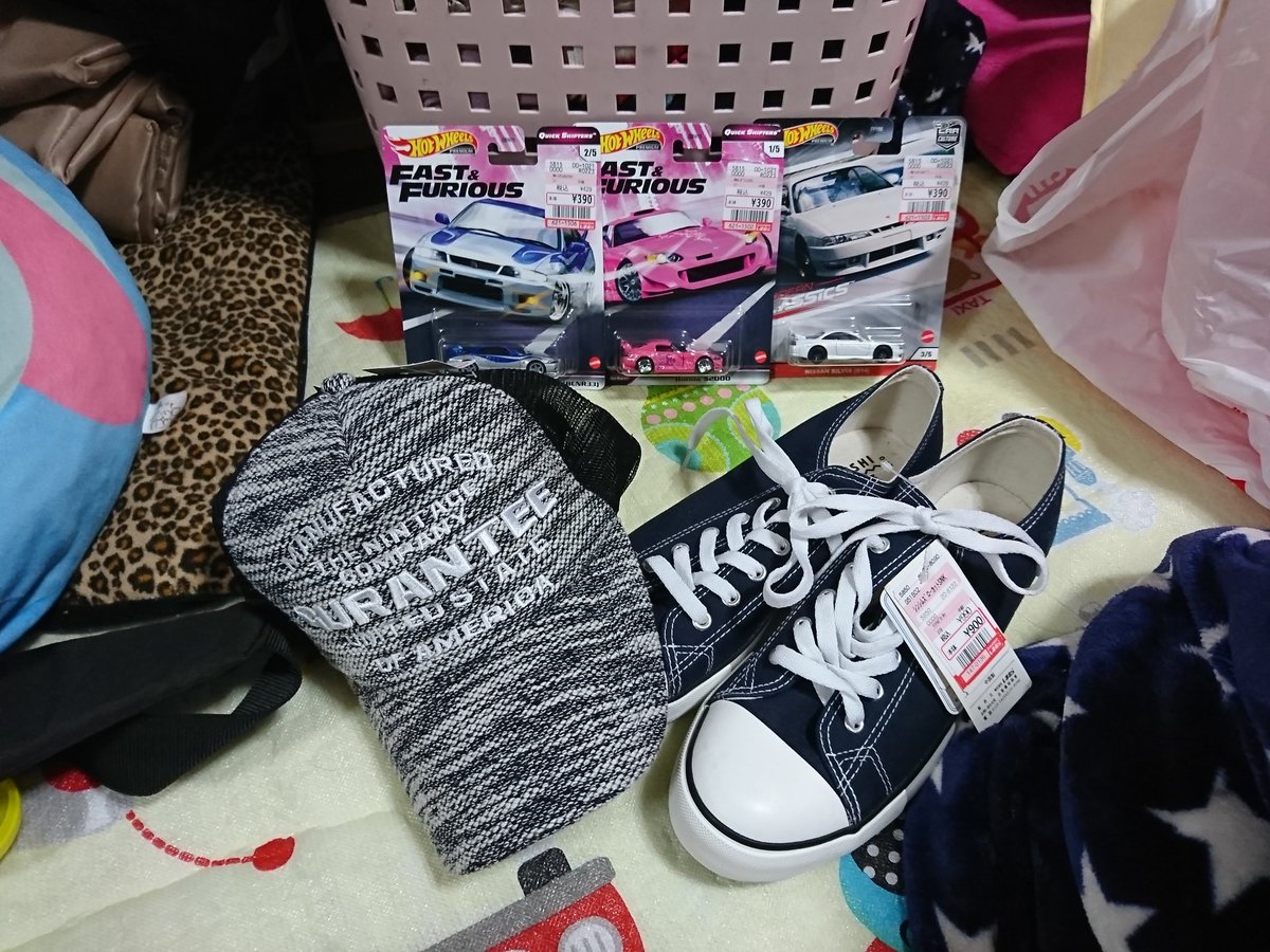 ばばもん 昨日しまむらとアベイルにて靴と帽子買った 笑 んで子供のおもちゃみてたらホットウィールのs14後期とワイスピのスーキーのs00とr33あったから買った 笑