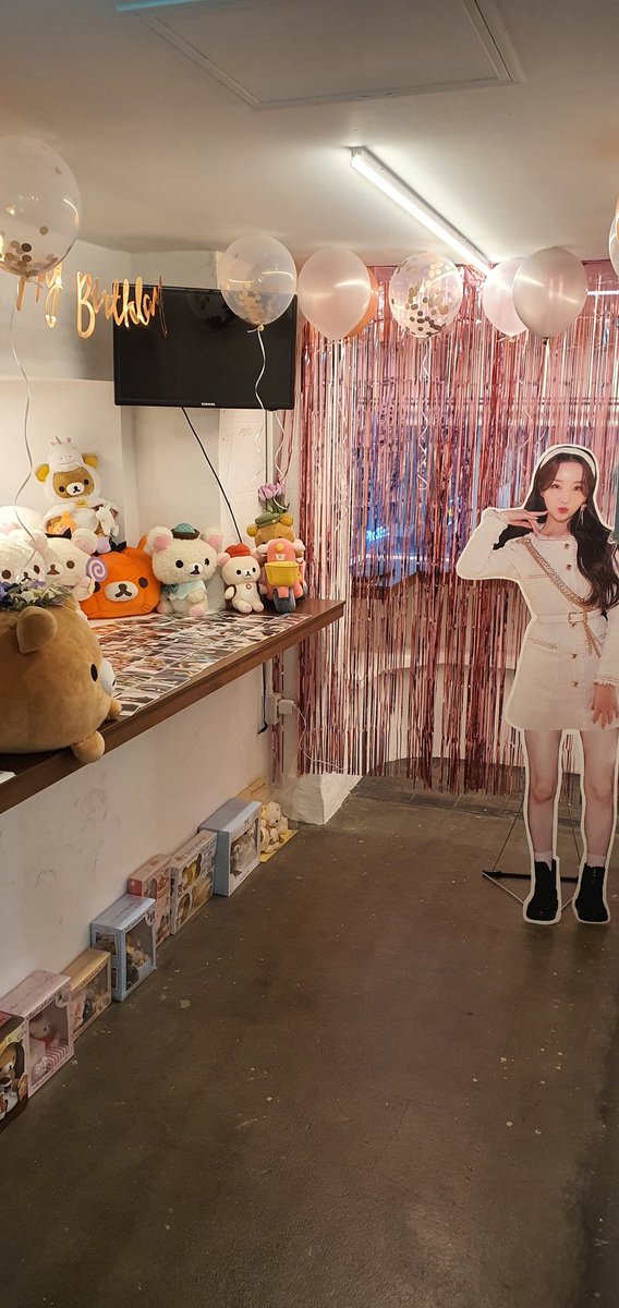 Iamthelinus's tweet photo. #태양처럼_노래하는_케이의생일
@keibirthday 
올해는 시험때문에 잠시 들렀다가는 케이 생일카페
마침 갔을땐 다행이 사람들이 많이 가서인지
한자리 남은데에 앉아 잠시나마 잘 구경할수 있었네.
올해도 이렇게 케이를 위해 생일카페를 만들어준
팬분들게 진심으로 감사드립니다! 내년 내후년도 꼭! https://t.co/6TSgeJAnzP