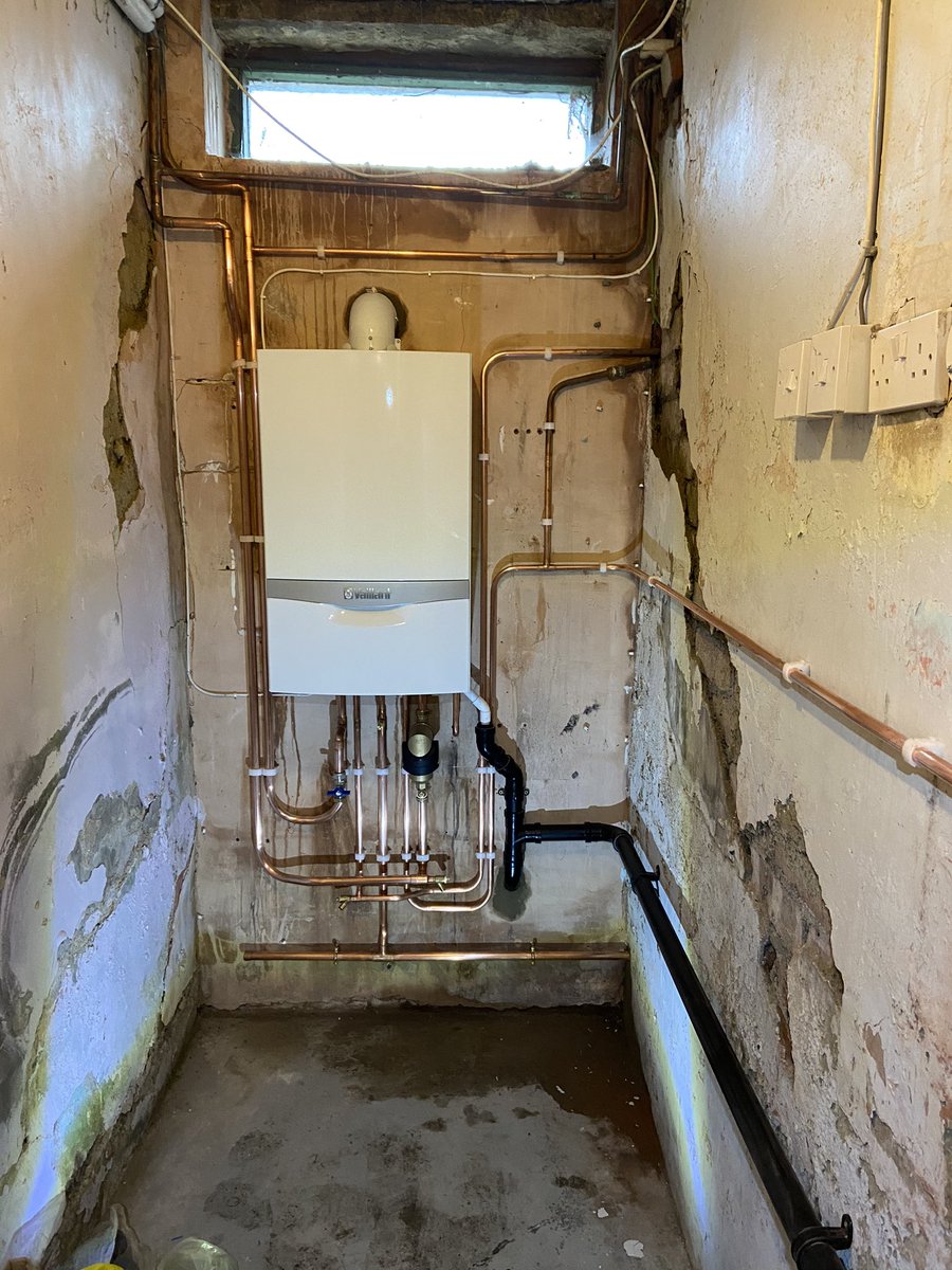 TheLeedsPlumber's tweet image. Finished off this @vaillantuk ecoTEC Plus 832 installation yesterday with @SpirotechUK filter and a wired sensoHOME. The poor house needed some love and we were the first to start the process. Happy weekend 🐰🐰🐰 #advance