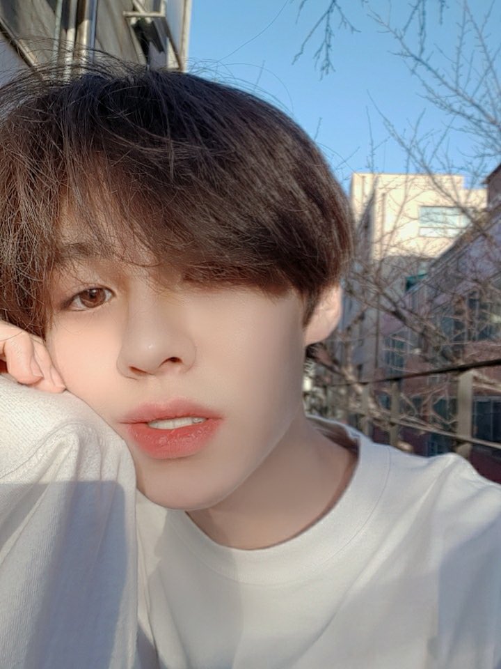 the_EPEX's tweet photo. [#C9ROOKIES #에이든] 

안녕하세요 에이든입니다🤗 처음 인사드릴 생각에 설레서 잠도 제대로 못 잤어요ㅎㅎ 슬슬 봄이 찾아오고 날씨가 선선해서 기분이 좋아요☺️ 여러분이 좋아하는 계절은 무엇인가요?😯 곧 다가올 봄에도 저 에이든과 루키즈 보시면서 항상 행복한 날만 가득하시길 바랄게요❤❤ https://t.co/nUZmF6xZgs