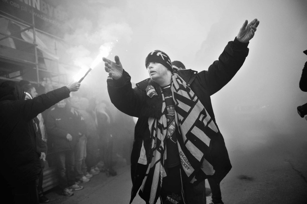 Black Army har valt att skänka ett årskort till Jonas Åsbrink 
Att inte kunna stötta AIK på plats är en bister verklighet som vi alla har tvingats genomlida. 
Otaliga AIK-hjärtan har blivit berövade på de vackraste som finns och ett sådant hjärta 
tillhör Jonas Åsbrink.