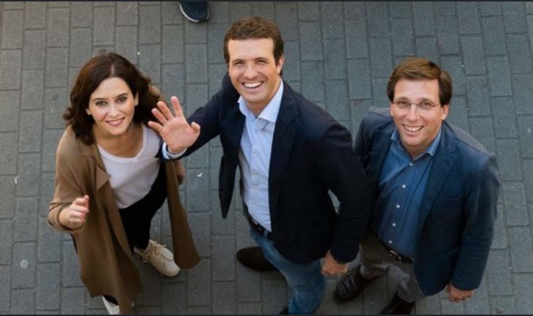 PeliDeTarde's tweet image. Cuando el matrimonio Mourreau se disponía a cenar, alguien llama al interfono: 3 vendedores de enciclopedias que deberán cerrar una venta para conservar sus empleos. Lo que iba a ser una tranquila velada, se tuerce para los Mourreau. "Cena o libertad", la comedia francesa del año