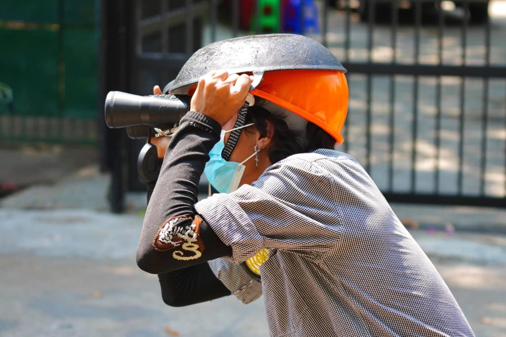 ThangMon3's tweet photo. Covered his head with a pan to protect bullet
#WhatHappeningInMyanmar https://t.co/o2zkbxKyBz