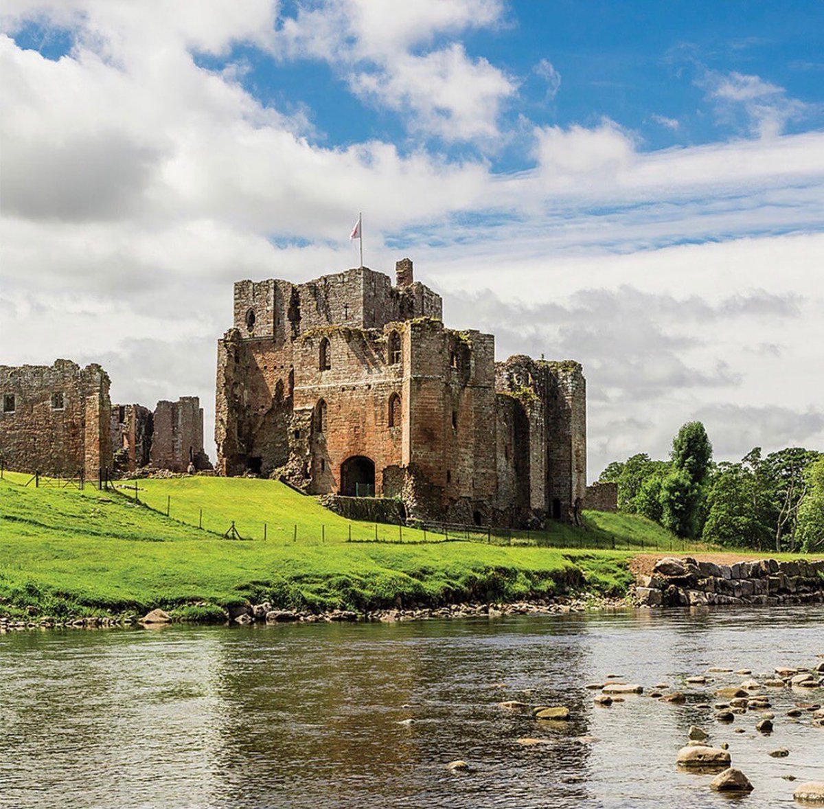Brighter days are just around the corner.☀️

We cant wait to explore English beauty spots, such as this. Where’s the first place you’ll be heading to?🍃

@englishheratige #broughamcastle