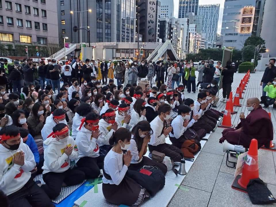 Byun_Sori6104's tweet photo. People who are in Japan pray peacefully Patthana in front of United Nation University in Japan 🙏🙏

#WhatsHappeningInMyanmar
#Mar20Coup https://t.co/Vd37WPBIt1