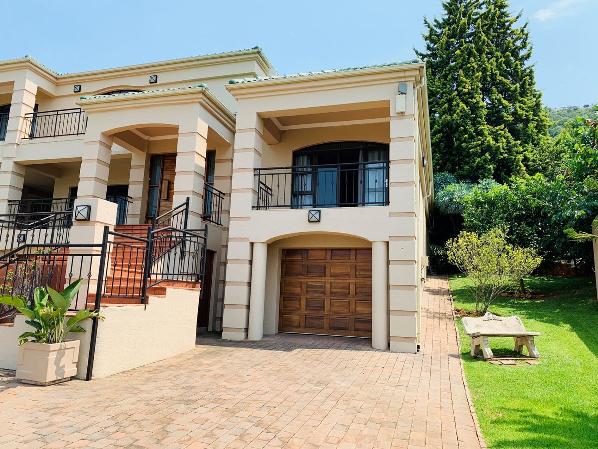 EnVHartees's tweet photo. Kosmos Ridge Estate
3,225,000 ZAR | E&amp;V ID ENV129089 | Maryka Broodryk - 071 450 1144
This beautiful large family home offers 3 bedrooms, 2 upstairs with pajama lounge, and 1 bedroom down stairs being the main bedroom with large en-suite bathroom.
#kosmosridgeestate https://t.co/fczE8zqNbk