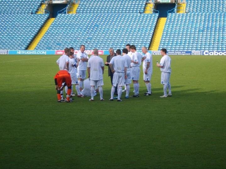 samwise_09's tweet image. a half time chat on the pitch at Elland Road in 2011, what a day that was and what a legend Peter Lorimer was 💛💙💪🏻⚽️#RIPPeterlorimer #lufc