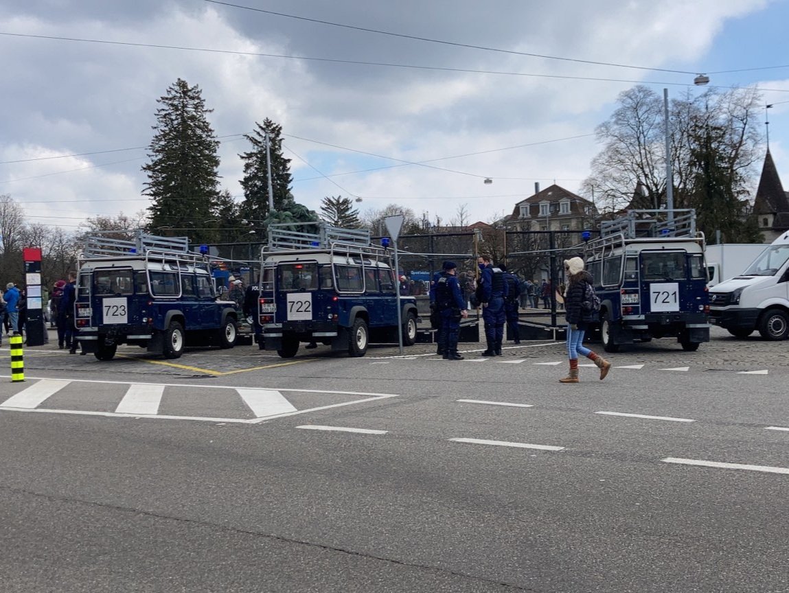 edi_schwarz's tweet photo. Für heute gibt es Aufrufe von Corona-Leugner*innen in #Bern. Lange ist es her, dass Gitterwägen zum Einsatz kamen. Grossaufgebot der Polizei in der Stadt, kleinere Kessel und zahlreiche Personenkontrollen. https://t.co/bJroALuH5h
