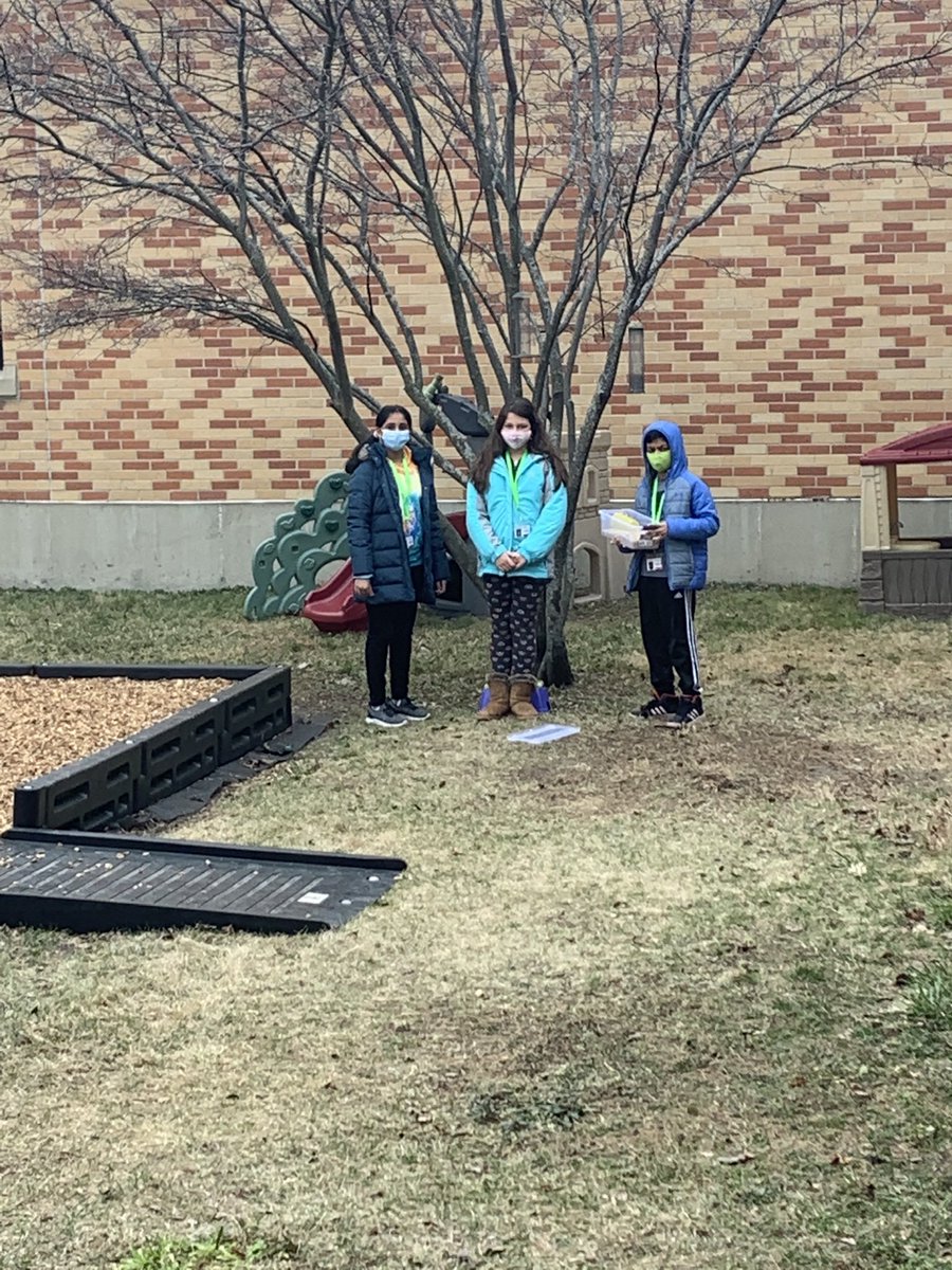 MrOScience's tweet image. Fresh air, filling our bird feeder and collaboration! Another great week. #springofhope @SkokieSD69