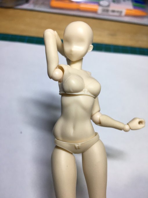 あまりお肉つけてないイラスト描いてる〜〜
しかし太ももは肉つける(( ᐛ )و) 