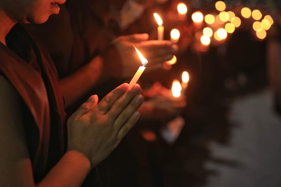UPDATE: Buddhist monks and white-robed young acolytes of Mahagandhayon monastery in #Mandalay Region’s Amarapura Township continued a candlelight vigil on Mar.20 for those killed by the regime’s security forces. (Photo: CJ)
#WhatIsHappeningInMyanmar