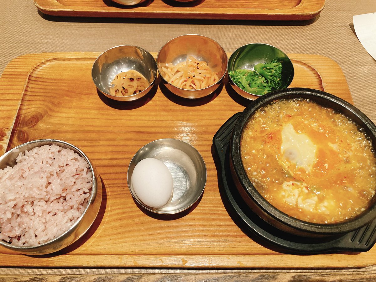 en89mens's tweet photo. 牛すじとチーズのスンドゥブ
@チャンチ（ヨドバシ梅田）

今日もスンドゥブ食べてきました‼️
同じものに集中してハマるタイプで
週３でスンドゥブ食べてました🤣

牛すじとチーズのもやっぱり美味しかったです😋
ご飯に黒米入ってるのも嬉しいです✨

#飯テロ #お腹ぺこりん部 #韓国料理 #チャンチ https://t.co/vr2j2ZELr3