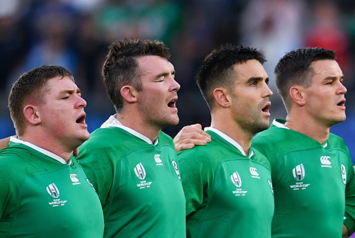 themovingmedic's tweet photo. "Together standing tall..." Great to see the Irish rugby team are also promoting the benefits of reducing sedentary behaviour! Find out why at my latest blog post at https://t.co/8fKQmCFFAM #sittingless #movingmore #themovingmedic https://t.co/shnrsRPpFa