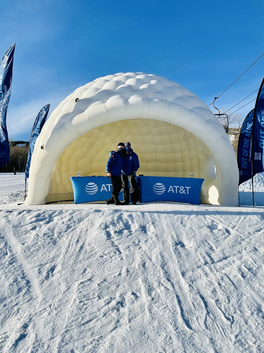 Great start to the day working set-up with @CarolWalsh01 ...get ready #SugarloafMountain because great things happen🔹Out of the Blue🔹
#ATTOUTOFTHEBLUE #Maine #MainesLargestNetwork #igloo #skisugarloaf