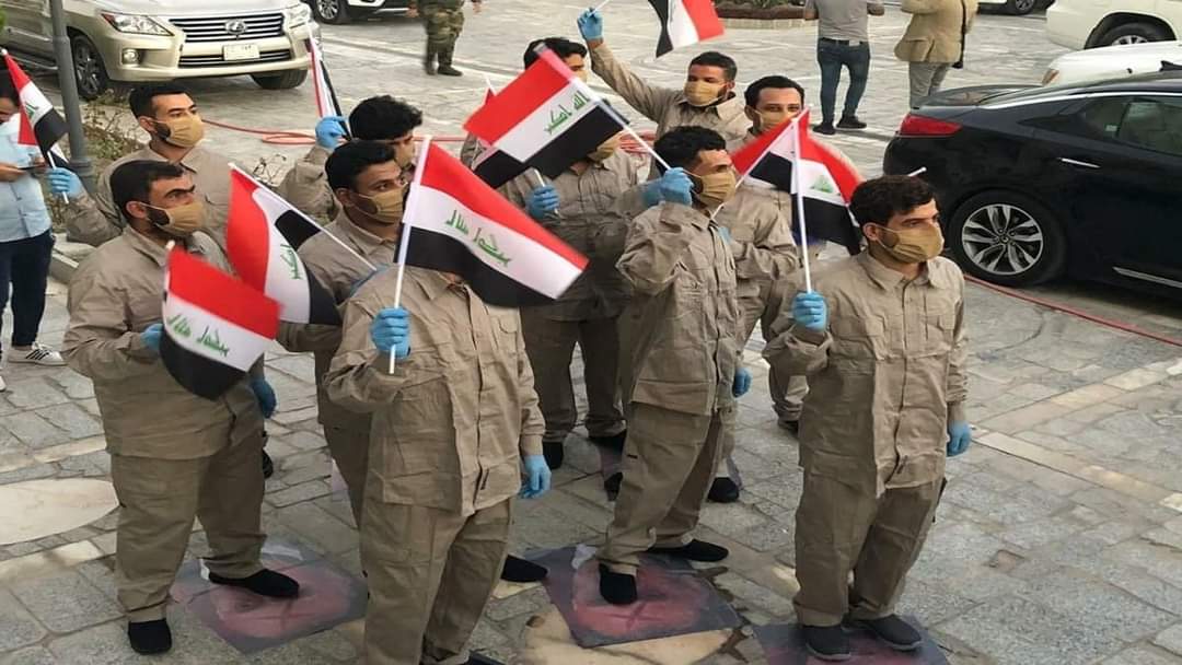 ali_almikdam's tweet photo. ما الفرق بين إهانة السلطات وحرية التعبير؟

الأول آراء #ابراهيم_الصميدعي على الفضائيات تعتبر إهانة للسلطات.

والثاني مجموعة من شباب حzب الله المسالمين يسحقون صورة رئيس الوزراء "بقنادرهم" تعتبر حرية تعبير.

الدرس واضح؟ https://t.co/E3xVAzFudd