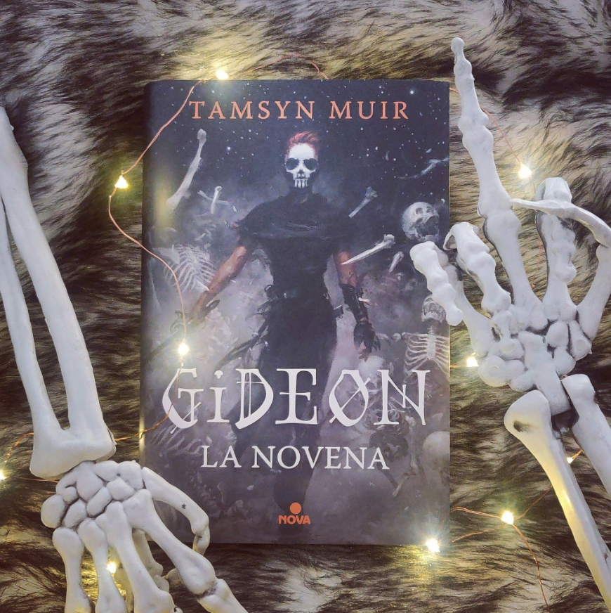 firecrackerx's tweet photo. 🌟SORTEO🌟

Tres ejemplares como tres soles de "Gideon la Novena",  aka Lesbianas Nigromantes en el Espacio. Escrito por la gran maestra del meme Tamsyn Muir y editado por @NovaCiFi. 

-Haz RT a este tuit.
-No es necesario seguirme.
-Envíos a toda España.

¡Más detalles abajo! https://t.co/qFBCOsPmIF